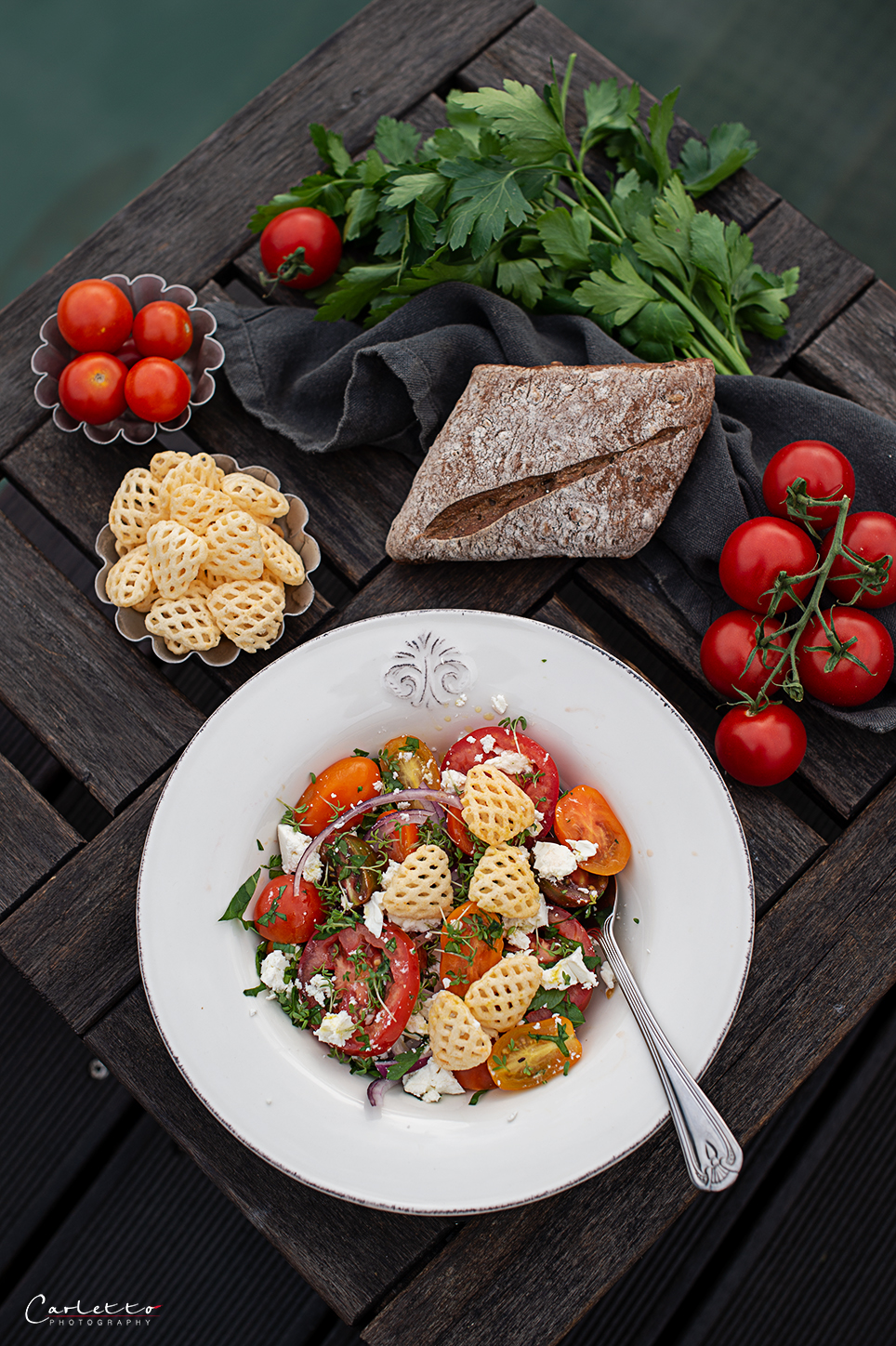 Tomatensalat-mit-Feta-Pommels-Kräuterdressing_7013