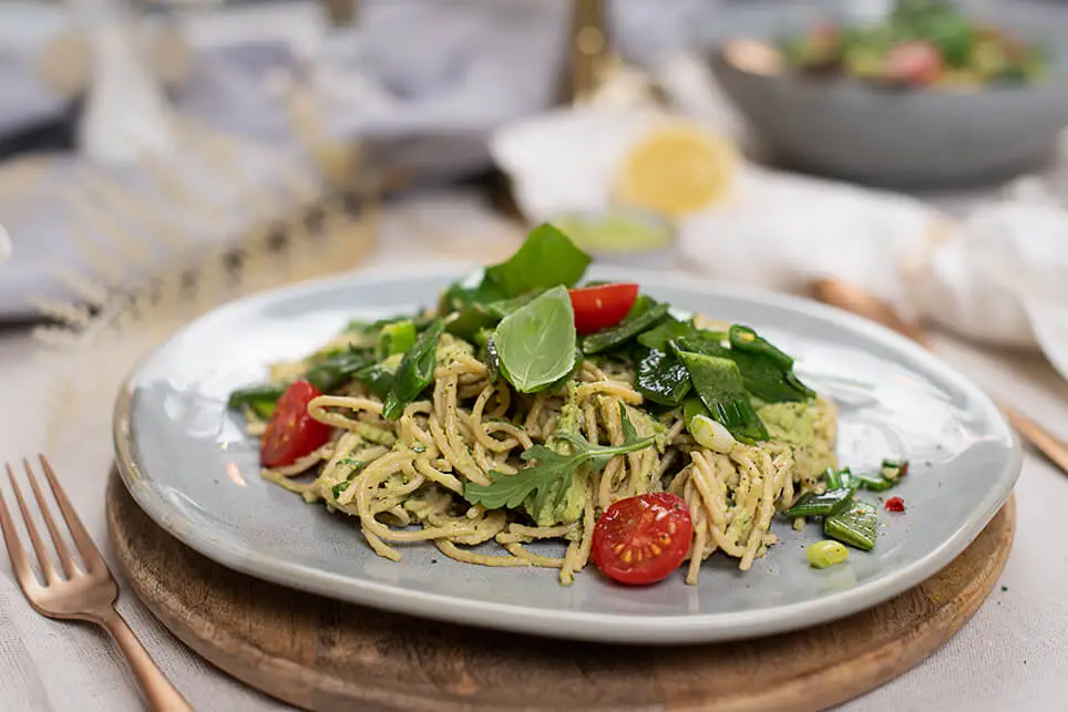 Low-Carb-Spaghetti-mit-Avocado-Pesto