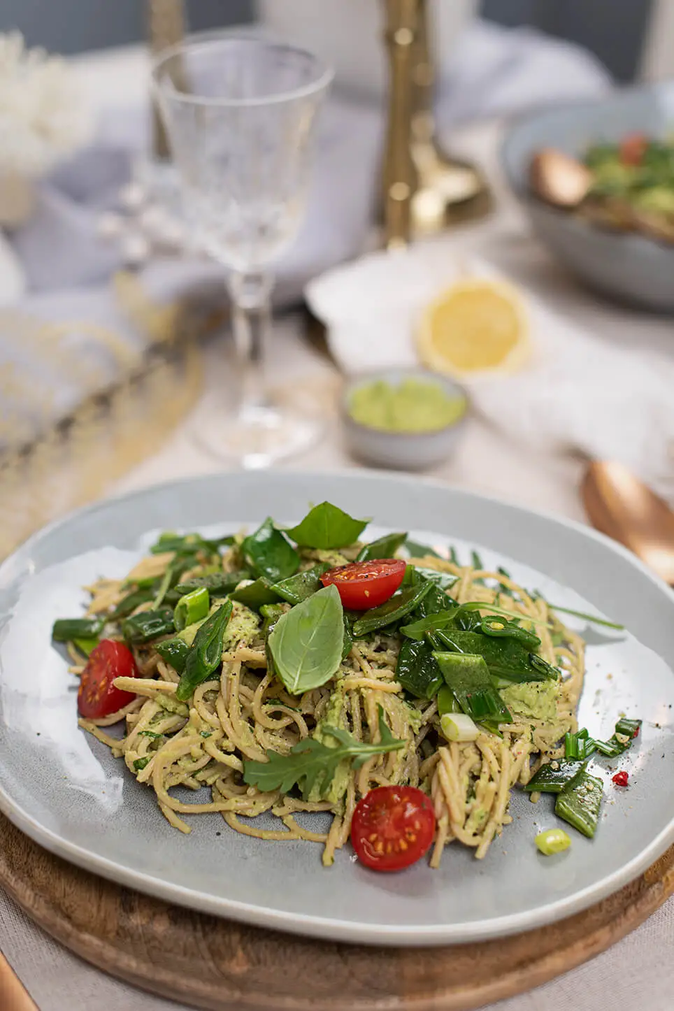 Low-Carb-Spaghetti-mit-Avocado-Pesto